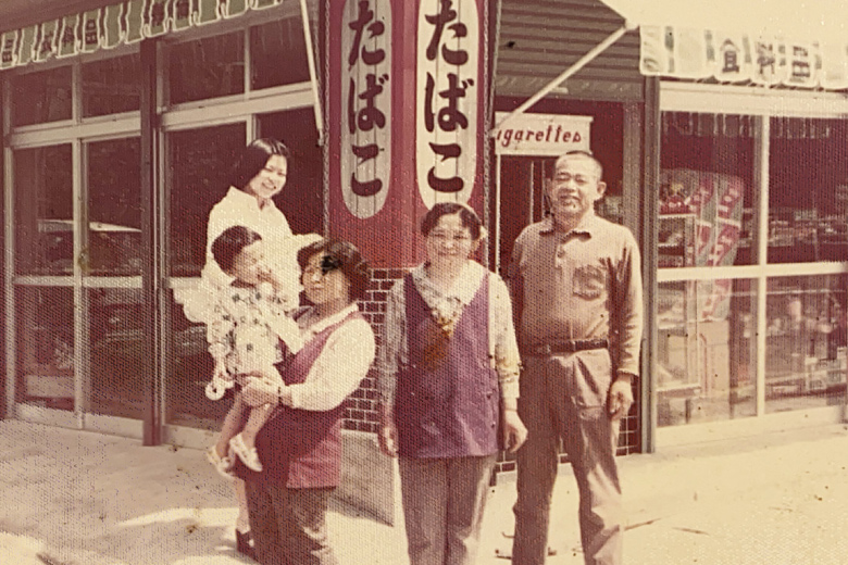 昔の酒屋さんの家族写真